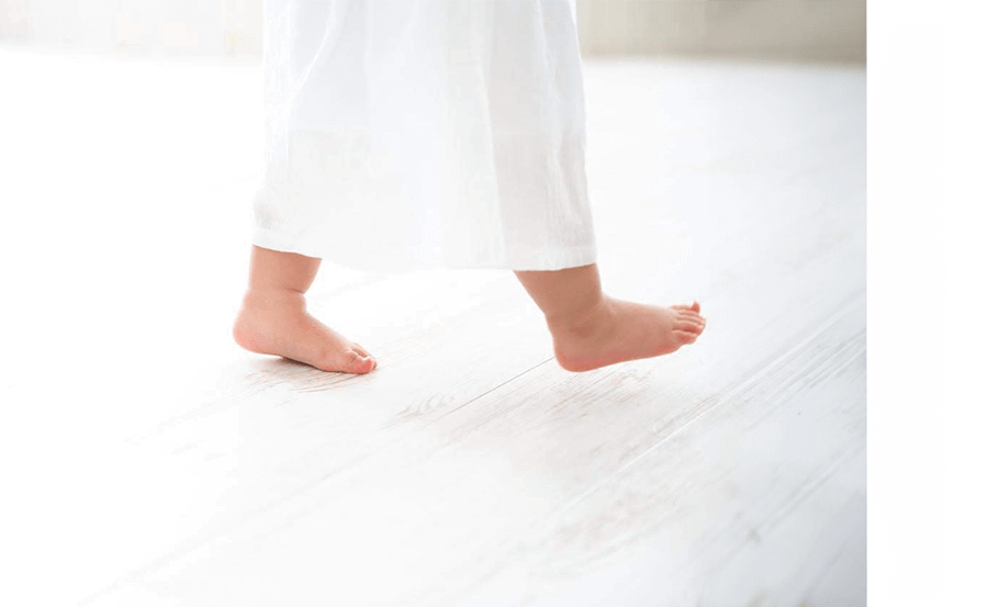 歩き出す小さい子供の足