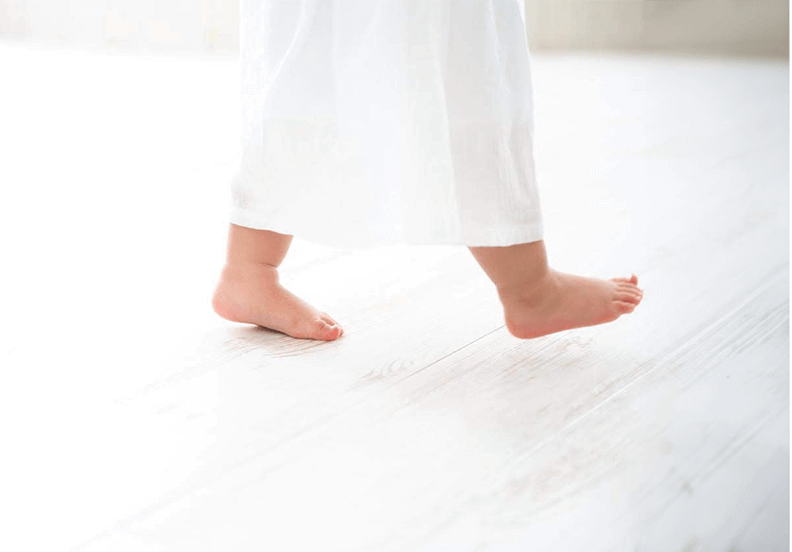 歩き出す小さい子供の足