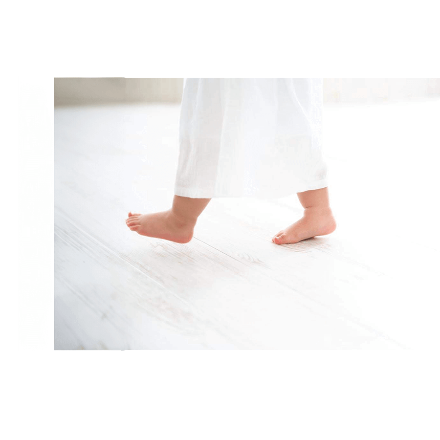 歩き出す小さい子供の足